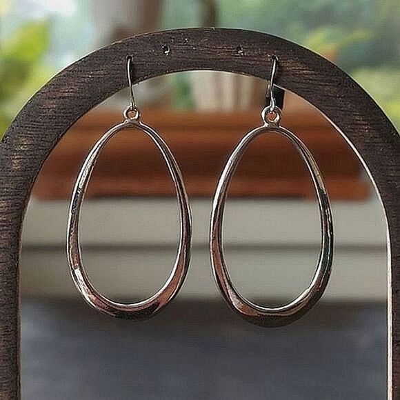 Vtg silver tone oval dangle hoops - Picture 3 of 7